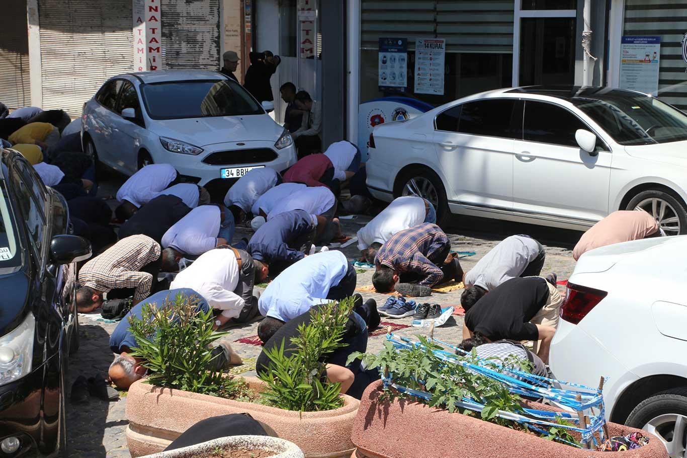 أداء صلاة الجمعة بعد إعادة فتح المساجد